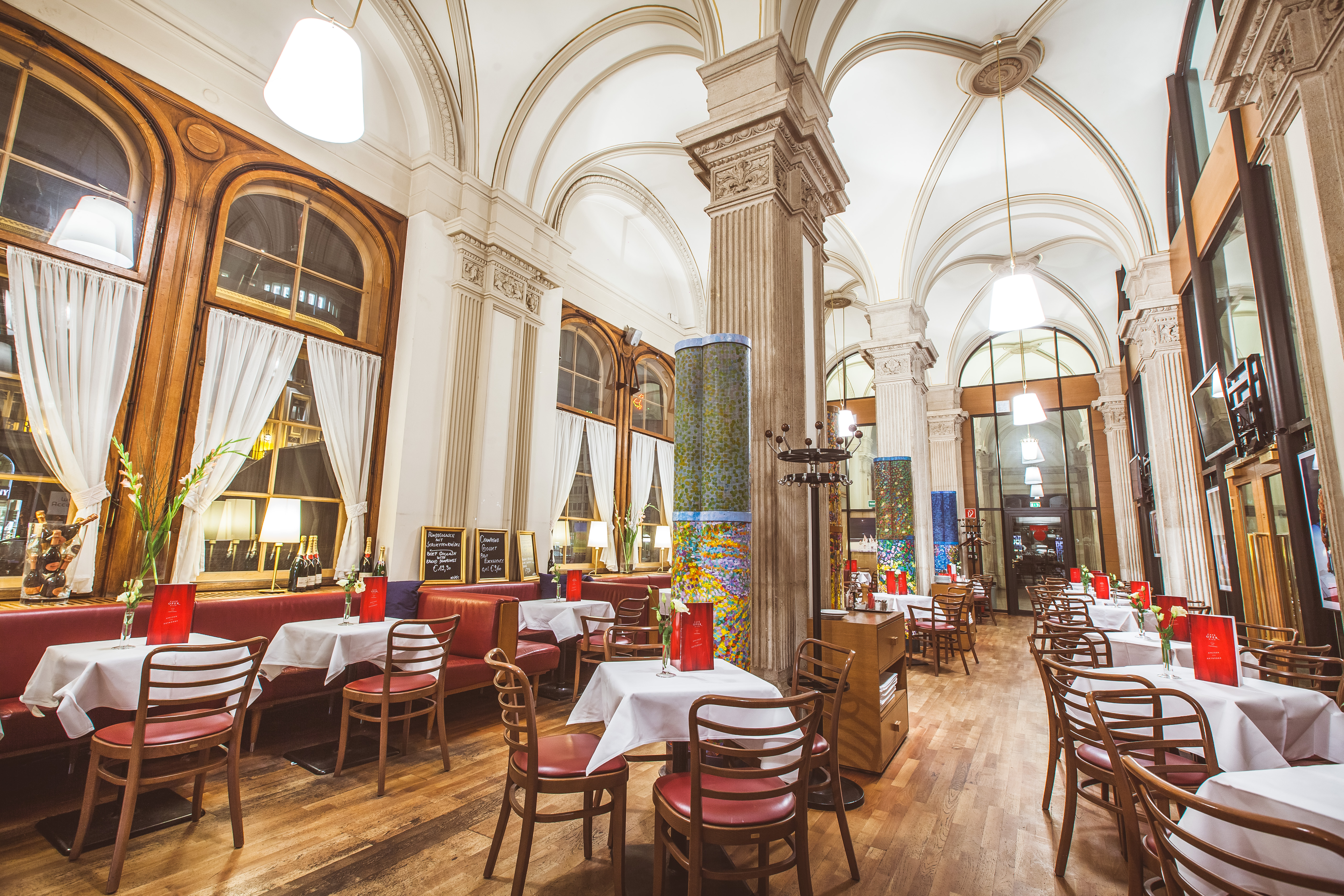 Innenraum des Café Oper Wien